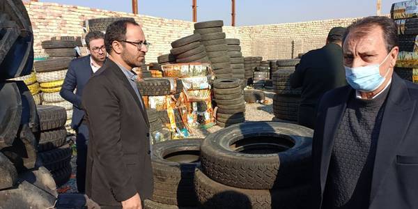 بازدید دکتر اتابکی، دبیر کمیسیون مبارزه با قاچاق کالا و ارز استان از انبار لاستیک های ایرانی و خارجی قاچاق در شهرستان ساوه