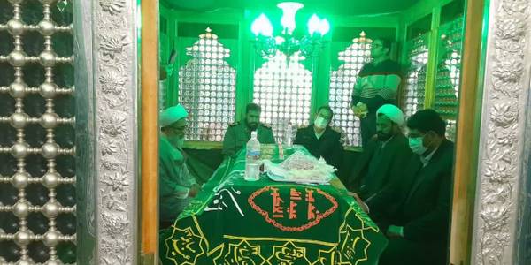 عطر افشانی و غبارروبی امام زاده محمد در تفرش با حضور محمدرضا رضایی فرماندار تفرش ، حجت‌الاسلام‌والمسلمین اجرایی امام جمعه و سرهنگ فراهانی فرمانده انتظامی شهرستان تفرش