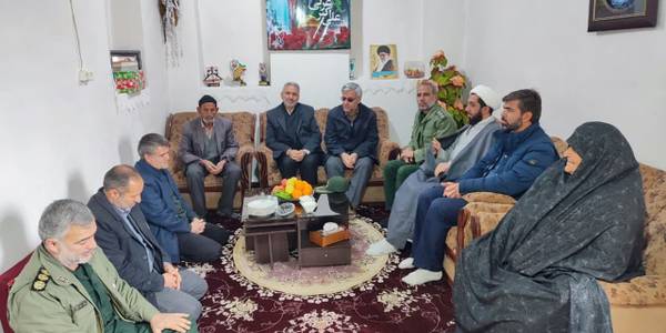 فرماندار و نماینده مردم خمین در مجلس با خانواده شهید مدافع حرم علی اکبر عربی دیدار کردند