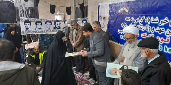 همزمان با سالروز وفات بانوی فداکار اسلام حضرت ام البنین (س) مراسم تجلیل و تکریم از مادران و همسران شهدای گرانقدر شهرستان تفرش با حضور مهندس محمدرضا رضایی فرماندار تفرش ، حجت‌الاسلام‌والمسلمین اجرایی امام جمعه ، خانواده معظم شهدا و آحاد مردم انقلابی شهرستان در محل حسینه موکب شهدای تفرش برگزار گردید.
گفتنی است در این مراسم از صبر ، استقامت زینب وار و شکیبایی مادران و همسران شهدای تفرش تجلیل و تقدیر بعمل آمد.