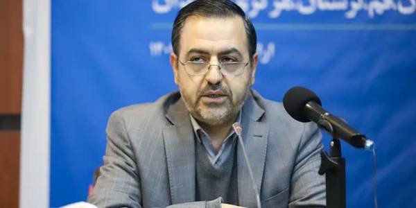 معاون هماهنگی امور اقتصادی استانداردر اولین گردهمایی مدیران کل صنعت، معدن و تجارت منطقه مرکزی اظهار کرد: بیش از یک چهارم مفاخر و مشاهیر کشور در حوزه های مختلف متعلق به استان مرکزی است و رتبه چهارم صنایع کشور، رتبه اول صنایع مادر و رتبه اول پر تنوع ترین محصولات صنعتی را با ۷۹۰۰ قلم به خود اختصاص داده است.
وی افزود: صنایع راکد و غیرفعال و نیمه فعال متاسفانه در کشور زیاد بوده و هست و می طلبد در راستای فعال شدن آنها کار زیادی انجام گیرد که در یک سال اخیر این موضوع سرلوحه کار صنعتی استان مرکزی قرار گرفته است.
میرزاخانی تصریح کرد: از آبانماه ۱۴۰۰ وضعیت صنایع بزرگ استان مرکزی از جمله هپکو، آذرآب، آونگان، کمباین سازی، ماشین سازی و لوله و پروفیل صفا در ساوه که درگیر چالش های مختلفی بودند، با انجام کار شبانه روزی متعدد امروز به نقطه ای رسیده که با وجود ۱۰۰ روز ناآرامی در کشور تنشی در سطح کارگری استان وجود ندارد و این اتفاق حاصل تلاش مدیران صنعتی استان است که آرامش به این صنایع بازگردانده شد و دست دشمن از این باب خالی شد در حالی که معاندین روی این صنایع حساب ویژه باز کرده بودند که خوشبختانه محقق نشد.
معاون هماهنگی امور اقتصادی استاندار مرکزی با بیان اینکه استان مرکزی بیش از ۳ هزار واحد صنعتی کوچک و متوسط دارد، افزود: با توجه به شرایط کشور و همه کمبودها، ناتوانی برخی از مدیران در حل مسائل کاری خود در گذشته باعث شده بود که صنایع استان ها  با مشکلات جدی روبرو باشند، یکی از راهکارهای رفع این موانع از پیش پای صنایع استان مرکزی، کارگروه تسهیل و رفع موانع تولید بود که در استان توفیقاتی حاصل شده است