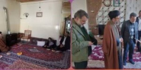 فرماندار شهرستان شازند با خانواده شهدا در شهر شازند دیدارو گفتگو نمودند .