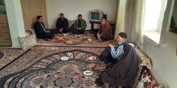 به مناسبت روز تجلیل و تکریم مادران و همسران شهدا ، محمدرضا رضایی فرماندار تفرش به همراه سرهنگ میرهادی فرمانده ناحیه مقاومت بسیج تفرش ، محسن درودیان بخشدار مرکزی و عباسی رئیس بنیاد شهید با خانواده های شهید ولی الله درویشی از روستای کریان و شهید سید مصطفی حجازی از روستای فرک دیدار و از صبر ، شکیبایی و استقامت زینب وار آنان تقدیر و تجلیل نمودند.