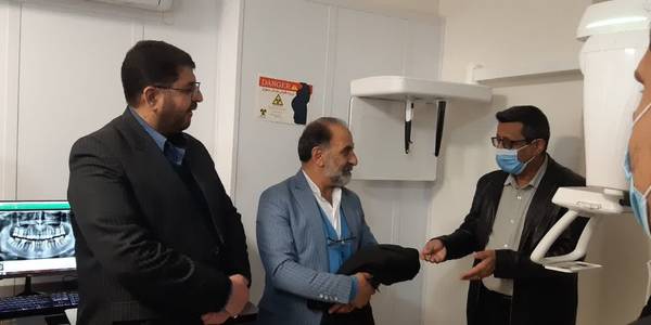 امروز صبح با حضور محمدرضا رضایی فرماندار تفرش ، مشهدی مشاور  نماینده، تعدادی از پزشکان و پرسنل بیمارستان و مدیر شبکه بهداشت و درمان شهرستان، مراسم افتتاحیه رادیولوژی دکتر آذر متخصص رادیولوژی، با سرمایه گذاری حدود سه میلیارد تومان با دارا بودن دستگاه opg و سفالوگرام و رادیولوژی دست برای تعیین سن استخوانی با همکاری دانشگاه علوم پزشکی در شهرستان تفرش انجام شد.

با این حساب دیگر مردم تفرش نیاز به سفر به  شهرستانهای دیگر ندارند و کار سایر دندانپزشکان تسهیل میگردد.