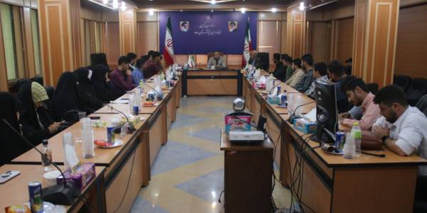 نشست صمیمی مهدی الیاسی معاون استاندار و فرماندار ویژه شهرستان ساوه با دانشجویان شهرستان ساوه