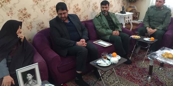 به مناسبت هفته بزرگداشت مقام مادر و روز زن و ولادت حضرت فاطمه‌ زهرا (س)، محمدرضا رضایی فرماندار تفرش به همراه سرهنگ میرهادی فرمانده ناحیه مقاومت بسیج تفرش و عباسی رئیس بنیاد شهید با خانواده های شهید احمدرضا صیادی و شهید حسین عباسی دیدار و از صبر ، شکیبایی و استقامت زینب وار آنان تقدیر و تجلیل نمودند.