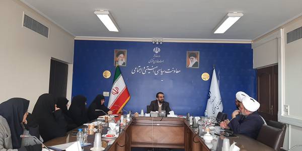 جلسه دوره آموزشی کنشگر عفاف و حجاب (طلایه داران  عفاف ) به ریاست  جناب آقای نظری معاون سیاسی ،امنیتی استانداری و با حضور مدیر کل بانوان استانداری سرکار خانم مفتح زاده و سایر اعضای جلسه در سالنن طبقه سوم استانداری برگزار گردید.  ١٤٠١-١١-٠٥