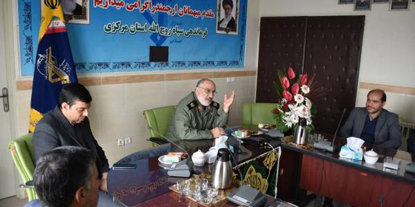 📷 دیدار شورای اداری شهرستان اراک با فرمانده سپاه روح الله استان مرکزی

🔴 قرار گرفتن نام فرمانده سپاه روح الله استان مرکزی در لیست تحریم‌ها برای بار چندم توسط غربی‌ها مدال دیگری بر مدال‌های افتخار آمیز ایشان افزود

🔰«امیر هادی» فرماندار اراک به همراه شورای اداری این شهرستان با حضور در ستاد فرماندهی سپاه حضرت روح الله استان و دیدار با سردار محسن کریمی فرمانده سپاه روح‌الله، ضمن اعلام حمایت و تقدیر ویژه از تلاش‌های گسترده سپاه برای خدمت به مردم و نظام و محکومیت اقدامات کشورهای تروریست‌پرور غربی اظهار داشت: قرار گرفتن نام فرمانده سپاه روح الله استان مرکزی در لیست تحریم‌ها برای بار چندم توسط غربی‌ها مدال دیگری بر مدال‌های افتخار آمیز ایشان افزود و برگ دیگری بر افتخارات و کارنامه درخشان این فرمانده خدوم و انقلابی اضافه کرد.

🔰هادی افزود: تحریم فرمانده سپاه استان مرکزی نشان از عملکرد درخشان و موثر ایشان در خنثی کردن توطئه‌های دشمنان خصوص در فتنه اخیر دارد و امروز مردم استان مرکزی و شهر اراک به وجود چنین فرمانده انقلابی و مردمی افتخار می کنند.

🔰وی عنوان کرد: سپاه روح الله استان مرکزی با فرماندهی سردار کریمی افتخارات زیادی خلق کرده و امروز دشمنان وقتی از تحریم فرماندهان ارزشی سپاه نتیجه ای نمی گیرند در نهایت نهاد انقلابی سپاه رو در لیست به اصطلاح خودشان تروریستی قرار می دهند و این حرکت ها قطعا محکوم به شکست است و ملت ایران پاسخ آنها را در ایام الله دهه فجر و راهپیمایی ۲۲ بهمن خواهند داد.