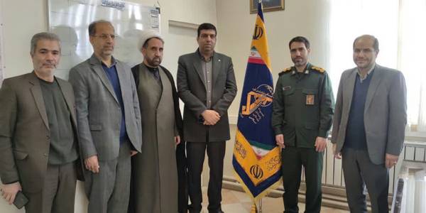 حضور  فرماندارشهرستان  همچنین قدیری بخشداربخش  مرکزی اراک   وفتحی  مدیر آموزش و پرورش ناحیه دو وحیدری مدیر ناحیه گاز اراک در ناحیه مقاومت بسیج شهرستان ودیدار وگفتگو با جناب سرهنگ مهجوری فرمانده ناحیه مقاومت بسیج شهرستان اراک ومحکوم کردن عمل گستاخانه اتحادیه اروپا 
روابط عمومی فرمانداری شهرستان اراک