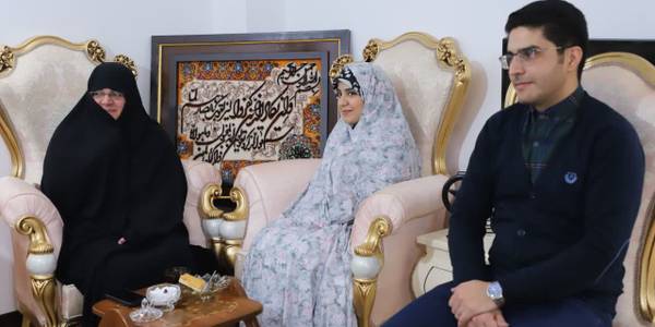 دیدار مدیر کل بانوان استانداری  مرکزی با حائز رتبه اول ترتیل در چهل و پنجمین دوره مسابقات سراسری قرآن کریم  خانم عادله شیخی و  تجلیل از ایشان با حضور  در منزل ایشان . ١٤٠١-١١-٠٧