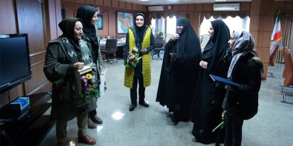 درحاشیه دیدار استاندار محترم استان مرکزی، مدیرکل امور زنان و خانواده  استانداری مرکزی با برگزیدگان جشنواره بین المللی قصه گویی که از ٢٥دی به  مدت چهار روز در شهر یزد برگزار شده بود ، دیدار و گفتگو کرد  .  ١٤٠١-١١-٩