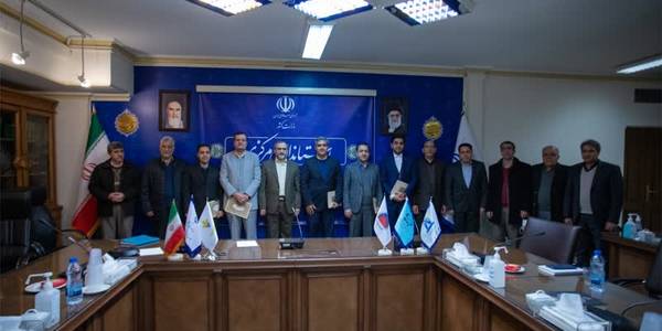 انعقاد تفاهم‌نامه چندجانبه صنایع و دانشگاه‌های استان مرکزی با سازمان انرژی اتمی

تفاهم نامه چند جانبه صنایع و دانشگاه های استان مرکزی با سازمان انرژی اتمی به امضا رسید.

استفاده از ظرفیت های طرفین در توسعه زیرساخت های پژوهشی، مشارکت در ساخت و بومی سازی تجهیزات مورد نیاز برنامه های توسعه نیروگاه های کشور، همکاری مشترک در استفاده از ظرفیت های طرفین، استفاده از ظرفیت قانون جهش تولید، همکاری در برگزاری دوره های آموزشی و خدمات مشاوره ای از سوی طرفین، هدایت موثر پایان نامه ها به سمت خلق پژوهش های کاربردی با هدف رفع نیازهای صنایع نیرگاهی کشور، همکاری در برگزاری نمایشگاه ها، کنفرانس ها و رویدادهای علمی جهت ارتباط با مراکز علمی و دانشگاهی و ... از جمله مفاد این تفاهم نامه به شمار می رود که امروز ۱۱ بهمن ماه، با حضور دکتر مخلص الائمه، معاون سازمان انرژی اتمی ایران در استان، معاون هماهنگی امور اقتصادی و توسعه منطقه ای استاندار به امضا رسید.