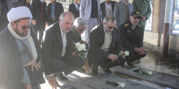 قبور مطهر شهدای شهرستان  خمین گلباران شد.