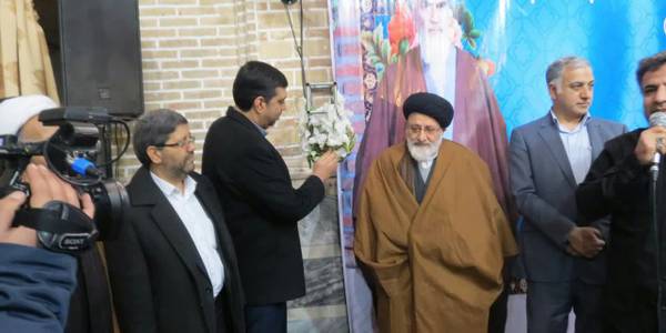 زنگ انقلاب
به گزارش پایگاه  اطلاع رسانی و روابط عمومی فرمانداری شهرستان اراک ، به مناسبت سالروز ورود تاریخی امام خمینی (ره)  علیه بنیانگذار جمهوری اسلامی  ایران  به میهن در روز چهارشنبه مورخ 1401-11-12 ، زنگ انقلاب در مدرسه سپهداری اراک و  گلباران حجره طلبگی آن حضرت   با حضور حجت الاسلام والمسلین حاج آقا میرمهدی تولیت حوزه علمیه ، هادی فرماندار شهرستان اراک وکریمی شهردار اراک و جعفری مدیرکل دفتر امور اجتماعی استانداری مرکزی به  همراه جمعی از مسئولین استانی وشهرستانی  برگزار گردید