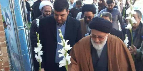 حجره طلبگی امام خمینی ره علیه در اراک  گلباران شد 
 ، این آیین با حضور فرماندار اراک، برخی مسئولان استانی و شهرستانی، طلاب، روحانیون، ایثارگران، خانواده‌های معظم شهدا، دانش‌آموزان، فرهنگیان و اقشار مختلف مردم کلانشهر اراک برگزار و به مقام شامخ بنیانگذار جمهوری اسلامی ایران، ادای احترام شد.