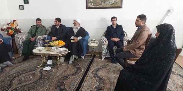 همزمان با آغاز دهه مبارک فجر محمدرضا رضایی فرماندار محترم تفرش به همراه امام جمعه محترم و سرهنگ میرهادی با خانواده جانبازان علیرضا زمانی و خانم فاطمه زمانی از جانبازان بمباران تفرش به مناسبت سالگرد بمباران تفرش دیدار نمودند.