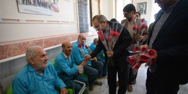 تجلیل استاندار مرکزی و فرماندار شهرستان اراک از پدران سالمند هم‌زمان با روز پدر