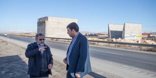 🔸عملیات آزادسازی اراضی محدوده تقاطع غیر هم‌سطح ناحیه صنعتی خیرآباد در  ایستگاه آخر- بخشی از عملیات اجرایی از صبح پنجشنبه ۲۰ بهمن آغاز شد.

🔸 با بهره برداری از این تقاطع یکی از  نقاط حادثه خیز شهر اراک و استان مرکزی حذف می‌شود.

🔹 چندی پیش استاندار مرکزی در کمیسیون حمل و نقل و سوانح رانندگی استان و متعاقباً بازدید از این تقاطع حادثه‌خیز به اتفاق فرماندار اراک، ضمن تأکید بر ضرورت برخورد با کم‌کاری گذشته، دستور تسریع در آزاد‌سازی اراضی را به دستگاه‌های ذی‌ربط با محوریت فرمانداری اراک، شرکت شهرک‌های صنعتی و اداره کل راه و شهرسازی داده بود که این عملیات سرعت گرفته و به عنوان طرح اولویت‌دار در حال تکمیل است.