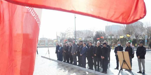 🇮🇷همزمان با سالروز پیروزی انقلاب اسلامی، معاون اجرایی رییس جمهور، استاندار مرکزی، معاونین استاندار و فرماندار اراک با حضور در گلزار مطهر شهدای اراک به مقام شامخ شهدا ادای احترام کردند.