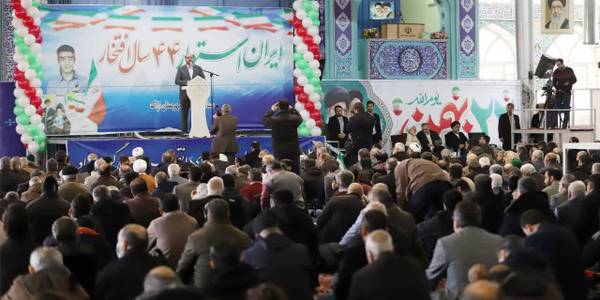 🇮🇷ایران استوار ۴۴ سال افتخار🇮🇷
سخنرانی معاون اجرایی رییس‌جمهور در جمع مردم اراک

پس از راهپیمایی باشکوه ۲۲ بهمن سالروز پیروزی انقلاب اسلامی در اراک، مراسمی با حضور مردم اراک، معاون اجرایی رییس‌جمهور، نماینده ولی فقیه در استان مرکزی  استاندار مرکزی وفرماندار اراک  در مصلی  بیت‌المقدس اراک برگزار شد.
پس از این مراسم نماز جماعت ظهر و عصر به امامت آیت‌الله دری نجف‌آبادی اقامه شد.