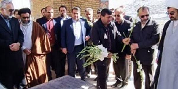 گلباران گلزار مطهر شهدای والامقام شهر توره باحضور استاندار مرکزی