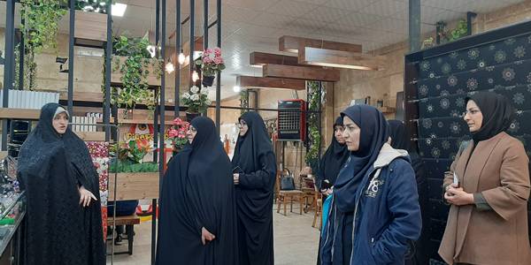 بازدید از نمایشگاه مد و پوشاک توسط خانم مفتح زاده مدیر کل بانوان و پرسنل دغتر و برخی ازاعضای هیات اندیشه ورز بانوان استان ؛ این نمایشگاه به مناسبت دهه مبارک فجر ، به همت اداره کل  فرهنگ و ارشاد و با همکاری   مسئول فروشگاه حجاب نفیس واقع درخیایان شریعتی شهراراک برگزار وتا پایان دهه فجر دایر می باشد . ١٤٠١-١١-٢٠