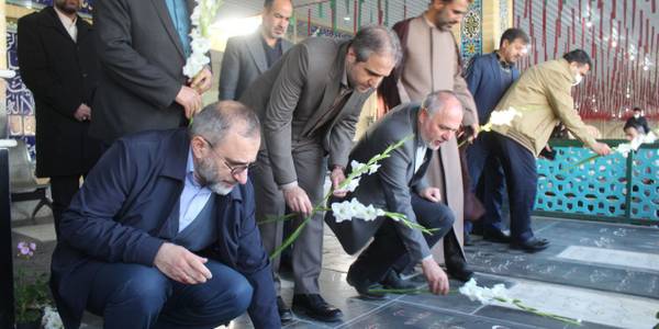 گلباران مزار شهدا به مناسبت دهه فجر با حضور استاندار مرکزی