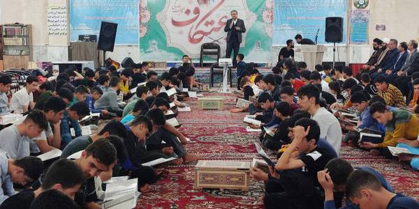 حضور مهدی الیاسی معاون استاندار و فرماندار ویژه شهرستان ساوه در جمع معتکفین