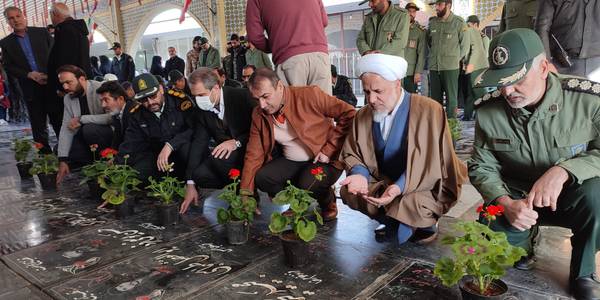 آیین میهمانی لاله‌ها و گلباران و عطرافشانی قبور مطهر شهدا