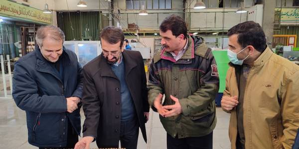 نظری معاون سیاسی امنیتی و اجتماعی استاندار مرکزی به همراه مهدی الیاسی معاون استاندار و فرماندار ویژه شهرستان ساوه از یک واحد تولید کننده انواع قفل در شهر صنعتی کاوه بازدید کرد و ضمن خداقوت به صنعتگران و نیروهای مشغول به کار، از نزدیک با مشکلات این شرکت آشنا شد.