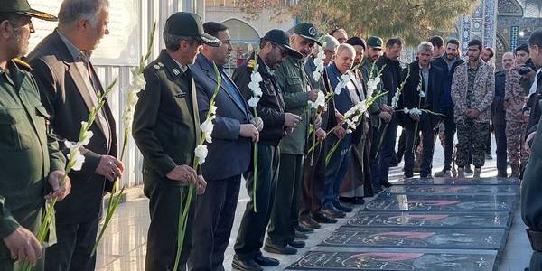 به مناسبت سالروز حماسه نهم دی مزار شهدای مدافع حرم در امام زاده سید اسحاق (ع) با حضور مردم و مسئولین عطر افشانی و گلباران شد.