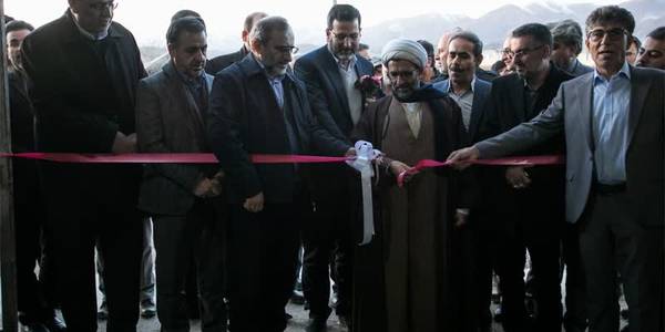 افتتاح. شرکت صباکاغذ، واحد تولیدی تبدیل پودر سنگ به کاغذ

در سومین روز از دهه مبارک فجر انقلاب، یک واحد دانش‌بنیان و تولیدکننده کاغذ از کربنات کلسیم با حضور استاندار مرکزی، معاون وزیر صمت، نماینده مردم محلات و دلیجان در مجلس شورای اسلامی‌ و جمعی از مدیران در شهرستان محلات افتتاح شد.

یک سوم از تولیدات این کارخانه به کاغذ دیواری تبدیل شده و مابقی در اختیار انتشارات، صنایع بسته‌بندی و سایر صنایع قرار خواهد گرفت. قیمت تمام شده این کاغذ از کاغذ معمولی پایین‌تر است.
 مزیت دیگر این صنعت این است که نه تنها تخریب زیست محیطی ندارد بلکه ضایعات سنگ که در طبیعت رها می‌شود را جمع‌آوری و به کاغذ تبدیل می‌کند.