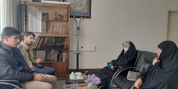 نشست مدیر کل بانوان استانداری سرکار خانم مفتح زاده با رئیس سازمان فضای مجازی سراج و  آقای آقا زیارتی مسئول آموزش این سازمان  برگزار  گردید که طی آن مقرر شد آموزش هایی ازطریق  این سازمان برای کارگروه رسانه  هیات اندیشه ورز بانوان در راستای اجرای بوم جمعیتی استان برنامه ریزی گردد. ١٤٠١-١١-٢٧