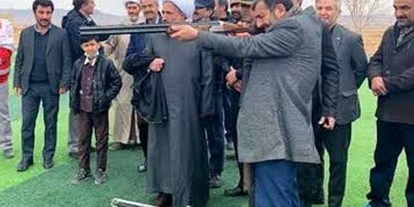 مراسم تیر ادر پنجمین روز از ایام الله دهه مبارک فجر 🇮🇷
مراسم تیر اندازی اشیا متحرک در زمین چمن روستای صدر آباد با حضور جناب آقای مهری سرپرست فرمانداری شهرستان زرندیه، حجت الاسلام والمسلمین حاج آقا عطاالهی امام جمعه شهر زاویه ، جناب آقای شالیان مقدم بخشدار زاویه ، اعضای شورای اسلامی شهر زاویه و سایر مدیران مربوطه برگزار گردید.

#فرمانداری_زرندیه ندازی اشیا متحرک در زمین چمن روستای صدر آباد