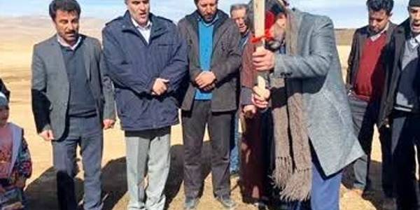 آیین کلنگ زنی پروژه زمین چمن مصنوعی روستای رحمت آباد