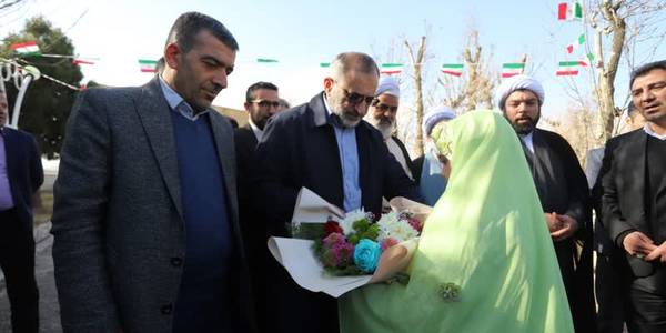 ادای احترام فرماندار همراه با استاندار به مقام شامخ شهدا