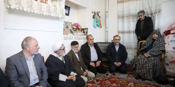 هم‌زمان با پنجمین روز از دهه مبارک فجر انقلاب اسلامی استاندار مرکزی به همراه نماینده مردم تفرش، آشتیان و فراهان در مجلس شورای اسلامی، معاون هماهنگی امور عمرانی استاندار، فرماندار تفرش و جمعی از مدیران با خانواده شهید عالی‌مقام "محمدحسن میرزایی" در روستای سفیدآب شهرستان تفرش دیدار کردند.