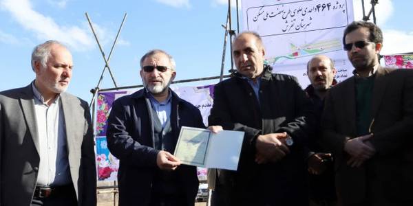 🇮🇷هم‌زمان با پنجمین روز از دهه مبارک فجر انقلاب اسلامی با حضور استاندار مرکزی، نماینده مردم تفرش، آشتیان و فراهان در مجلس شورای اسلامی، معاون هماهنگی امور عمرانی استاندار و فرماندار تفرش، عملیات اجرایی پروژه ۴۶۴ واحدی طرح نهضت ملی مسکن تفرش در مساحتی به متراژ ۱۱۰۰۰ متر مربع و ۱۱۶ بلوک در کوی معلم این شهر آغاز شد.