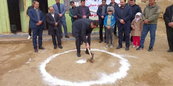 در ششمین روز از دهه مبارک فجر با حضور محمدرضا رضایی فرماندار تفرش ، محسن درودیان بخشدار مرکزی ، مشهدی مشاور  نماینده مردم در مجلس و سایر مسئولین کلنگ مدرسه خیرساز جعفر همدانی روستای کوره با اعتباری معادل سه میلیارد ریال زد شد.
این مدرسه خیرساز دارای یک کلاس و با کلیه امکانات لازم در هفته دولت سال آینده ان شاءالله افتتاح خواهد شد.
