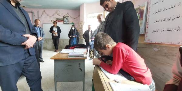 در ششمین روز از دهه مبارک فجر محمدرضا رضایی فرماندار شهرستان تفرش به همراه سایر مسئولین از مدرسه روستای هفتیان بازدید نمودند