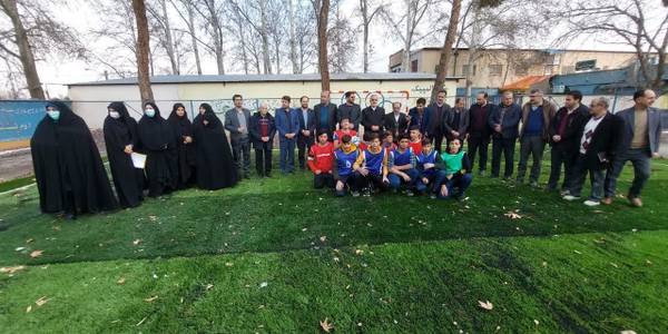 زمین چمن مصنوعی مینی فوتبال کاریابی خیرساز شهرستان تفرش افتتاح شد