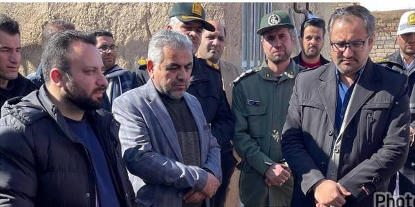 بازدید مسئولین شهرستان از محل اجرای طرح اشتغال زایی پنل های خورشیدی در روستای اسفندان