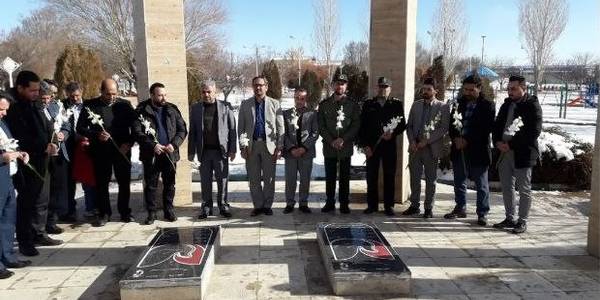 آیین میهمانی لاله‌ها و گلباران و عطرافشانی قبور مطهر شهدا.