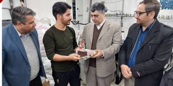 بازدید دکتر علی اکبر کریمی نماینده مردم شریف شهرستان های اراک، کمیجان و خنداب در مجلس شورای اسلامی به همراه فرماندار، معاونین فرماندار و جمعی از مدیران شهرستان از کارگاه جوراب بافی روستای فامرین شهرستان کمیجان