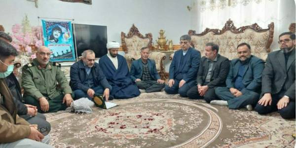 به مناسبت  دهه مبارک فجر انقلاب اسلامی
مخلص الائمه استاندار مرکزی ، کریمی نماینده  اراک ، کمیجان و خنداب در مجلس شورای اسلامی ، کریمی فرمانده سپاه روح‌الله استان مرکزی ، فرماندار کمیجان ، معاونین فرماندار ، بخشدار میلاجرد و مدیران بخش و شهرستان با خانواده شهیدان "اسدالله اسدی" و "علی اکبر سلیمانی" دیدار کردند.