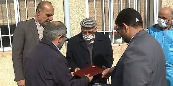 دکتر مخلص الائمه استاندار مرکزی، مهندس رضایی فرماندار، ولی الله بیاتی نماینده مجلس و جمعی از مسئولین در روستای خانک حضور یافتند و ضمن تشکر و قدردانی از پروفسور قوام زاده و تیم همراه از عملکرد خیرشان با لوح تقدیر ستایش کردند.