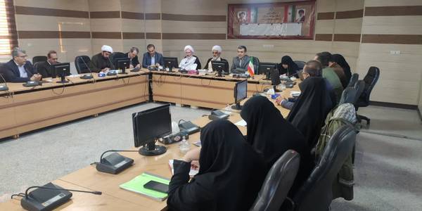 جلسه ستاد حمایت از خانواده و جوانی جمعیت شهرستان زرندیه  به ریاست  مهری سرپرست فرمانداری و با حضور  مفتح زاده  مدیر کل دفتر امور زنان و  خانواده و  هیات همراه ، ائمه جمعه شهرهای  ساوه و پرندک و اعضای ستاد  مذکور در محل فرمانداری برگزار گردید . تبیین  وضعیت جمعیت شهرستان  توسط  فرماندار ، ارائه  گزارش عملکرد دستگاههای عضو  ستاد درخصوص  اجرای قانون جمعیت و پاسخ  به سوالات و مطالبات  مطرح  شده در جلسه  و  تبیین برش شهرستانی بوم جمعیتی با تاکید  بر تشکیل ستاد مردمی جمعیت ذیل  جبهه جمعیتی توسط  مدیر کل امور زنان  وخانواده از مهمترین موراد مطرح شده  در جلسه مذکور  بود .  ١٤٠١-١٢-٠٤