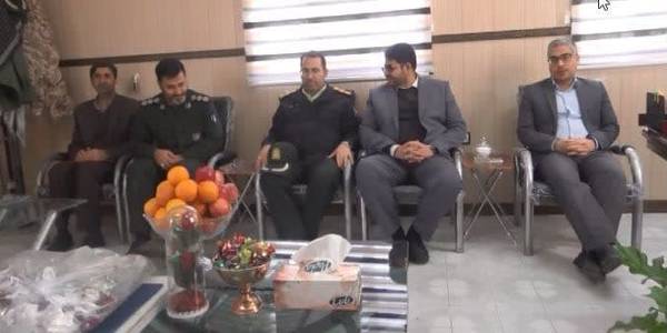 به مناسبت اعیاد شعبانیه و روز پاسدار امروز مهندس رضایی فرماندار، سرهنگ فراهانی فرمانده نیروی انتظامی و جمعی از مسئولین ضمن دیدار با سرهنگ میرهادی و
 تشکر از زحمات سپاه پاسداران این روز را به ایشان تهنیت گفت.
سپس با اهدای شاخه گل به کارکنان سپاه روز پاسدار را به آنها تبریک و آرزوی موفقیت برای این سبزپوشان نمودند
