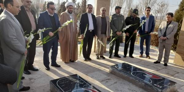 ادای احترام دکتر بابایی ریاست سازمان اسناد و املاک  کشور به مقام شامخ شهدای شهرستان کمیجان