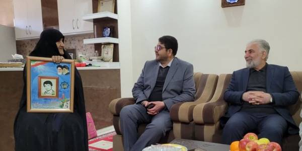 خانواده شهدا افتخار کشور هستند